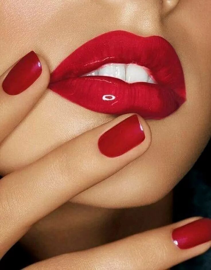 Gorgeous fall color. Tom Ford lipstick Tom ford beauty, Lip colors, Red lipstick