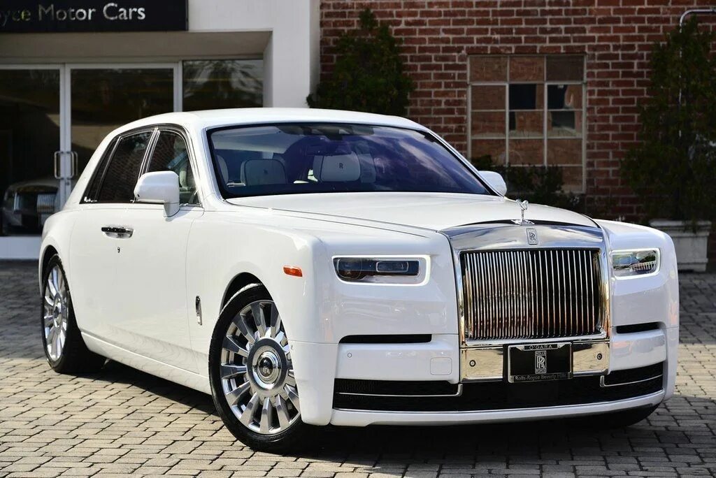 Белый роллс. Роллс Ройс Фантом. Роллс Ройс Фантом 2020. Новый Rolls Royce Phantom 2020. Rolls Royce Phantom 2021.