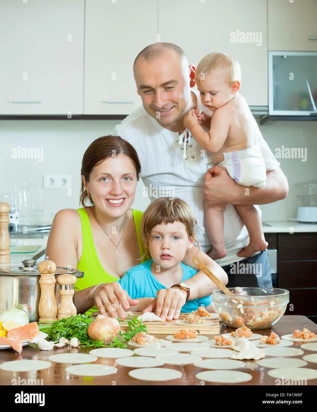 Лепим пельмени всей семьей. Семья лепит пельмени. Семейные традиции лепка пельменей. Лепка пельменей всей семьей ссср. Лепим пельмени всей семьей.