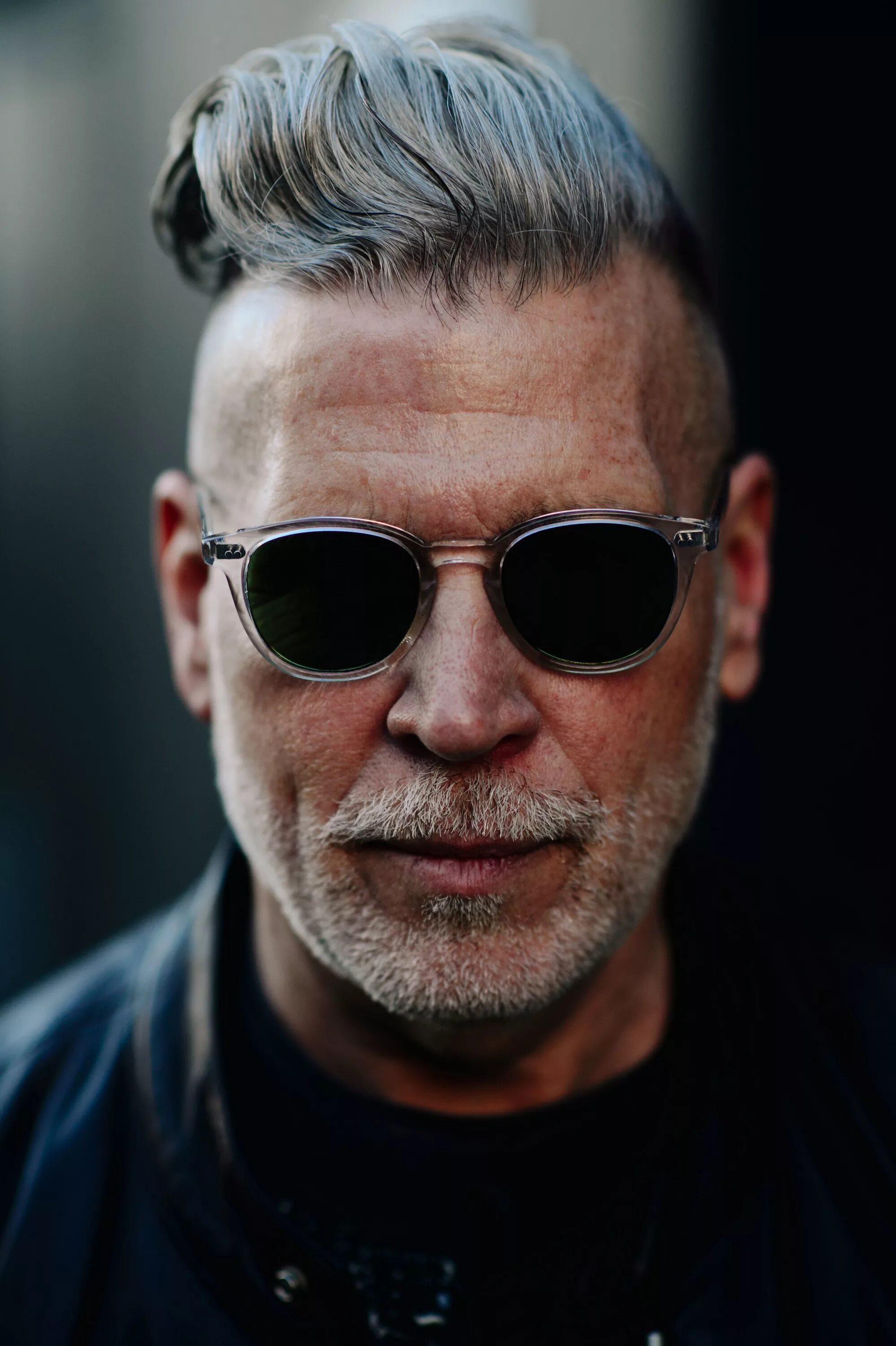 Стрижки мужчин 50. Nick Wooster. Nick Wooster причёски. Прически для 50 летних мужчин. Стрижки для пожилых мужчин.