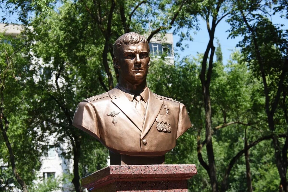 Установлен бюст. Памятник в воронеже герою летчику филипову. роман филипов памятник. бюст роману филиппову в воронеже. памятник роману филиппову в воронеже.