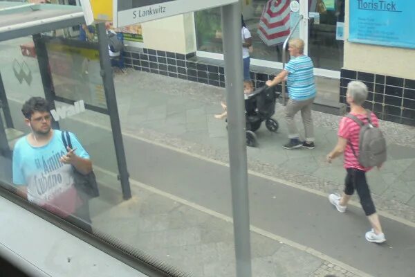 Фотография из окна автобуса. Серега из окна автобуса. Фотография из окна автобуса прикол. Фото ребенка в окне автобуса Луганск. В окне автобуса поплыл военкомат