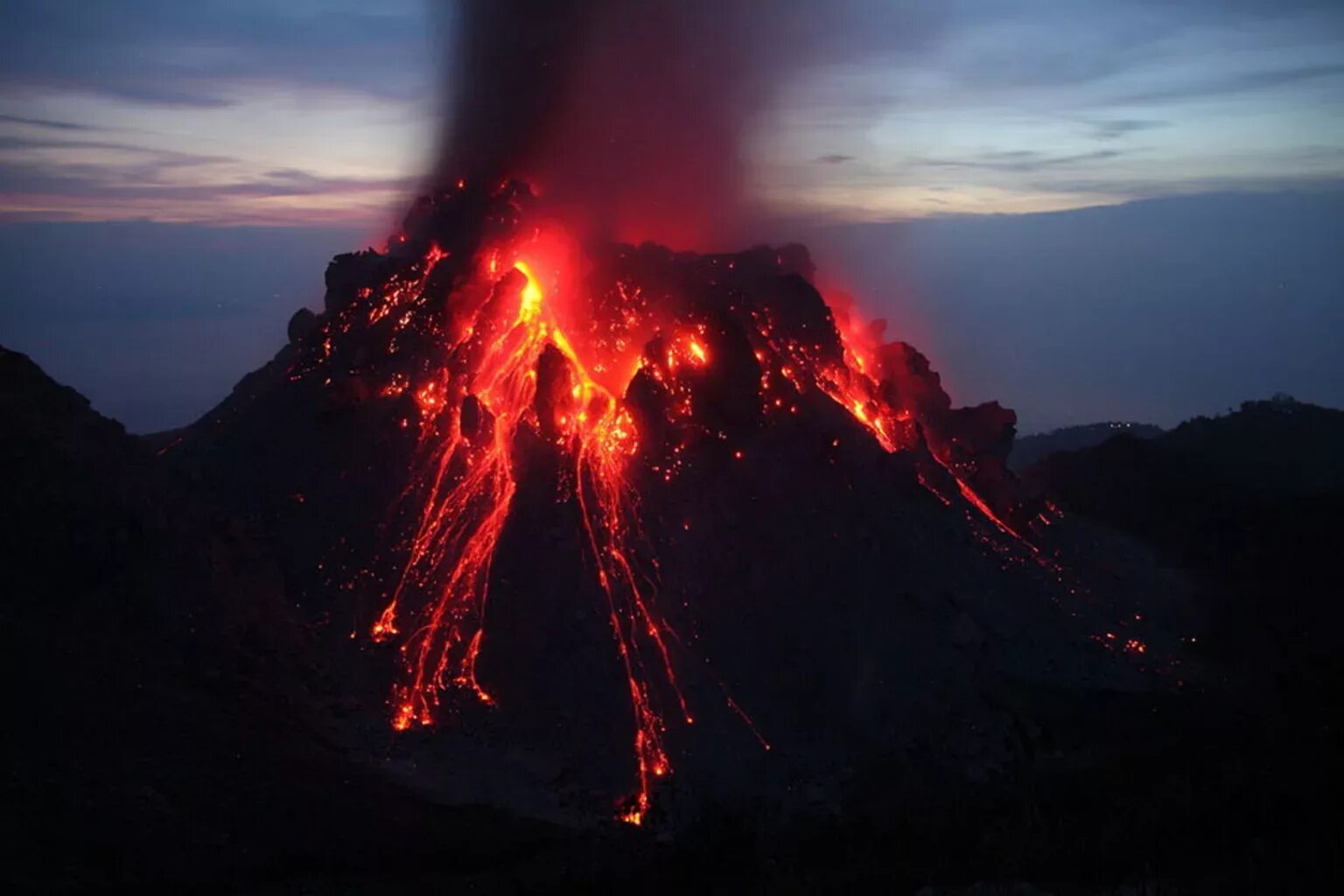 Вулкан Таупо. Извержение вулкана. Вулкан Таупо извержение. Вулкан Невадо-дель-Руис. В горах кордильеры случаются землетрясения и извержения