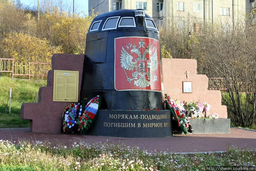 Курск в мурманске. Памятник лодке курск в мурманске. Памятник подлодке курск в мурманске. Памятник апл курск в мурманске. Памятник морякам подводникам в мурманске.