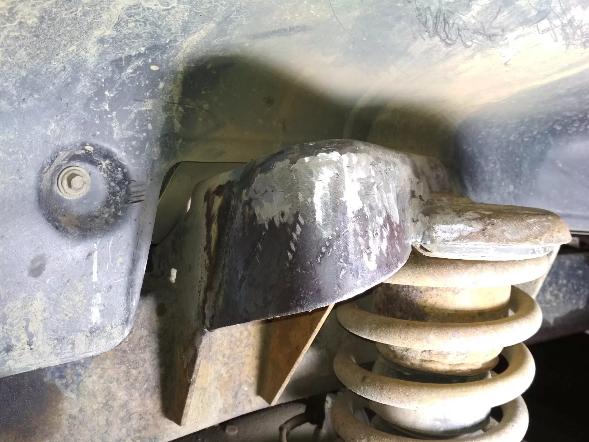 Крепление к кузову переднего амортизатора ваз 06. Кронштейн амортизатора уаз патриот передний верхний. Кронштейн амортизатора багажника ваз 1118. Кронштейн амортизатора 2111. Крепеж амортизаторов.