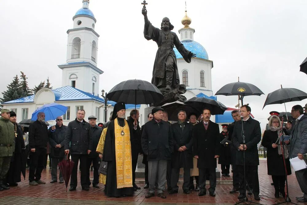 Завтра малоярославец. Памятник Василию Васильковскому в Малоярославце. Малоярославец 16. Памятник полковому священнику. Малоярославец Калужская область священник. Малоярославец монастырь священники.