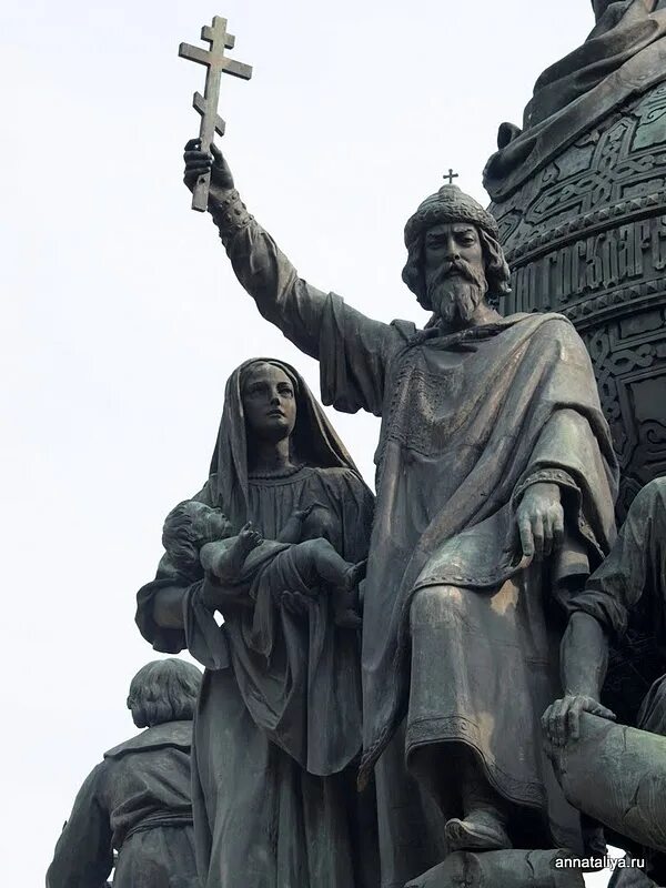 Памятник тысячелетие россии великий новгород. Памятник владимиру святославичу. Памятник 1000 летию крещения руси в новгороде. Владимир памятник тысячелетие руси. Памятник владимиру святославичу крещение руси.