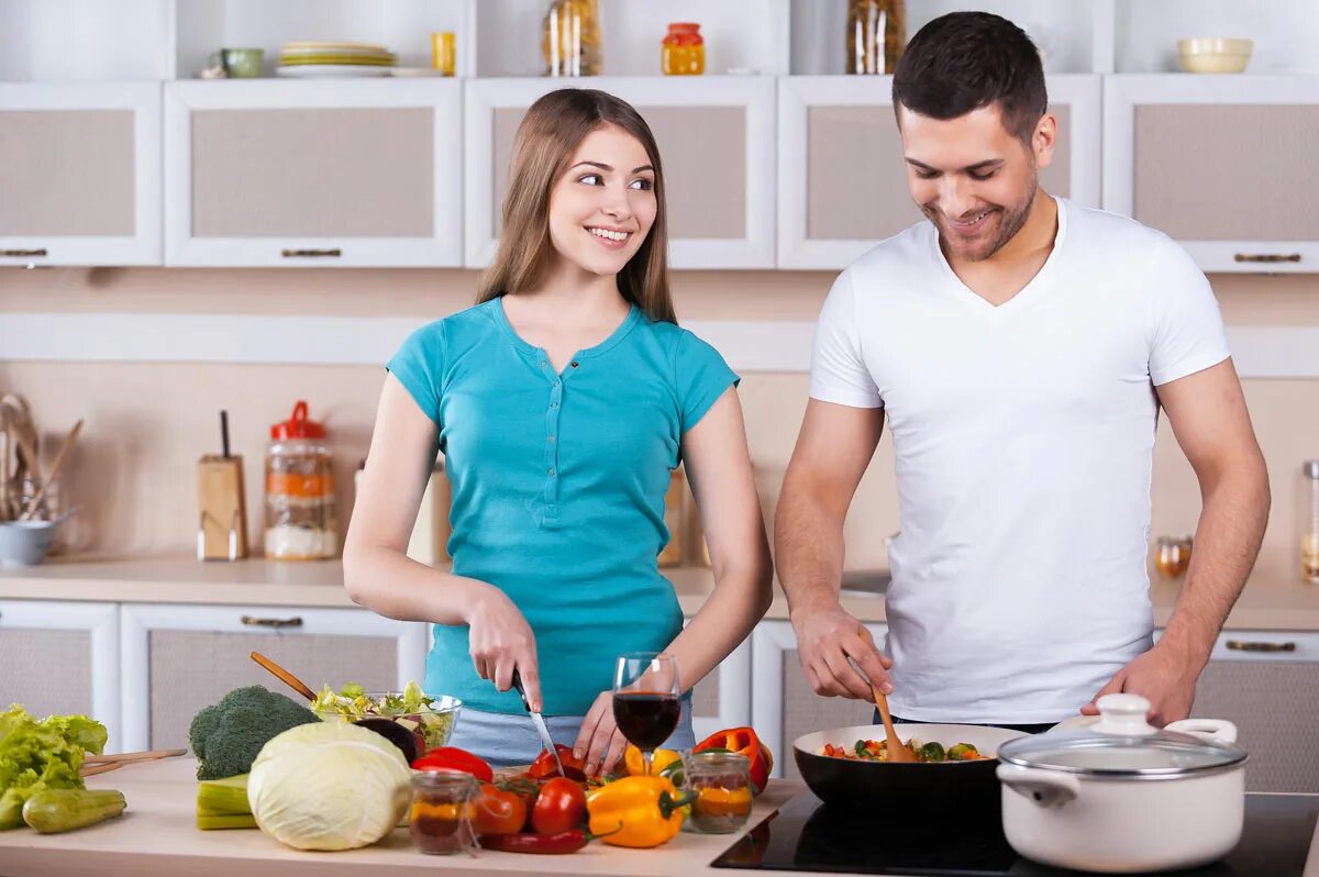 Пригласила вместе с мужем. Мужчина и женщина готовят вместе. Готовим вместе. Мужчина готовит салат. Приготовление ужина вместе.