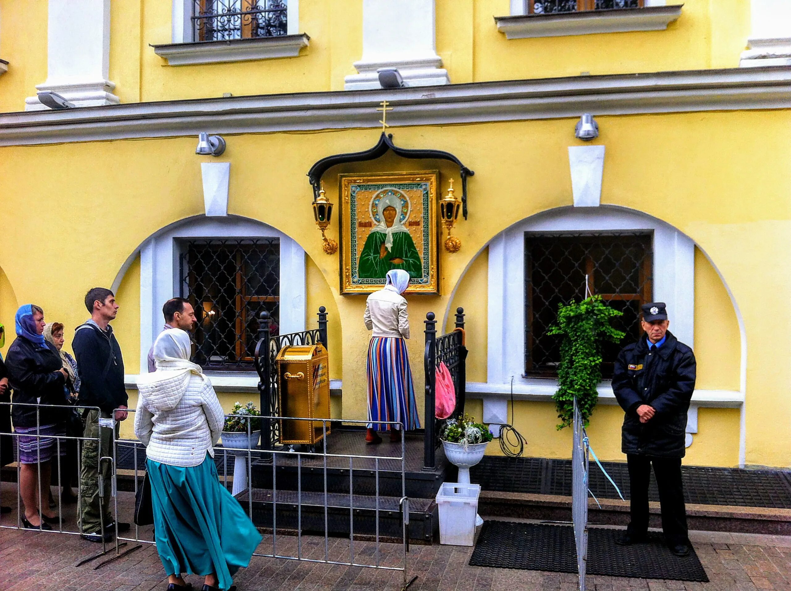 Матронушка московская в москве. Матрона Московская Покровский монастырь. Покровский храм в Москве Матрона. Храм Покровский монастырь Матрона Московская. Покровский монастырь Матронушка.