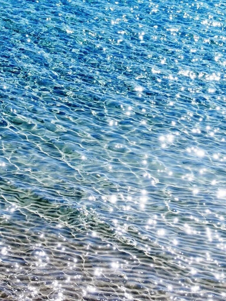 Прозрачная блестящая вода. Вода. Фон море. Морская вода. Море вода.