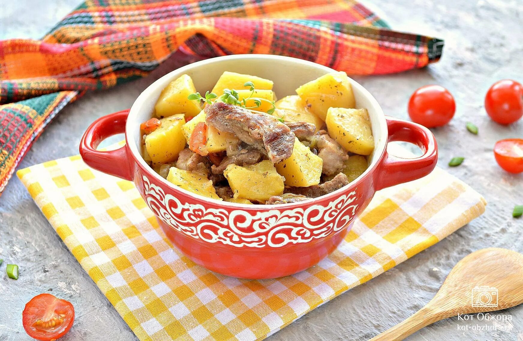 Жаркое из индейки с картошкой в духовке. Жаркое по домашнему в кастрюле. Жаркое по домашнему в кастрюле. Картошка с мясом на косточке. Жаркое по домашнему школьная столовая.