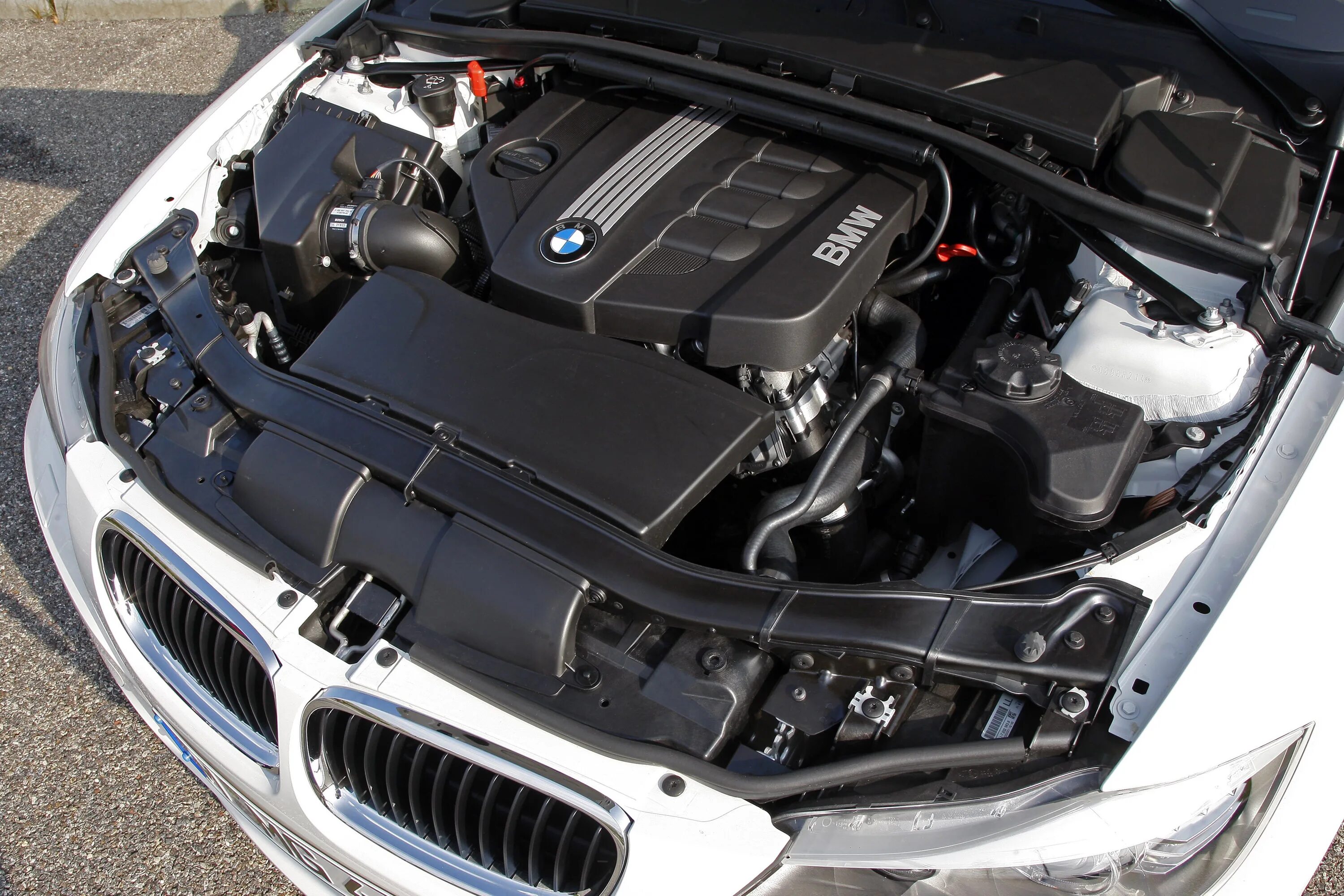 Е60 какие моторы. BMW e90 мотор. BMW 330 e90 мотор. BMW 335 e90 мотор. BMW x1 n47.