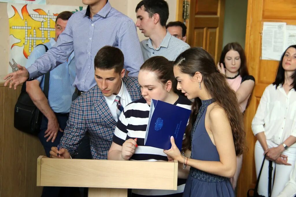 Думать вслух тип словосочетания. Вручение диплома приветливо встречать. Вручение диплома приветливо встречать. Фото вручение дипломов и родители. Мишустин вручает диплом.