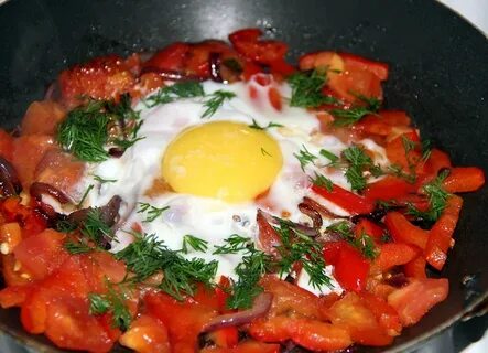 Яичница с зеленым луком и помидорами