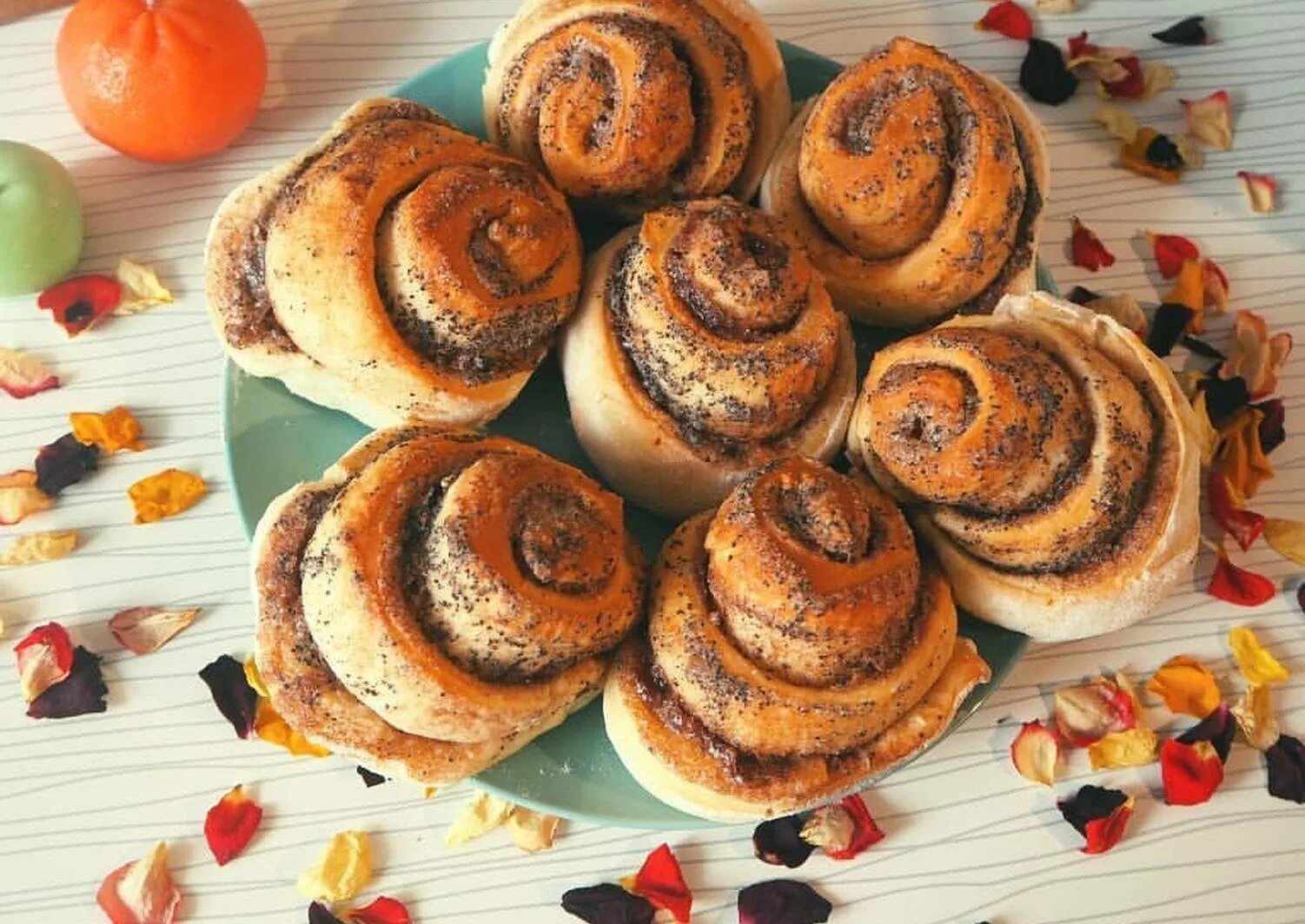 Аппетитные булочки девочек. Выпечка булочки. Сладкая сдобная выпечка. Булочки. Сдоба московская плюшка.