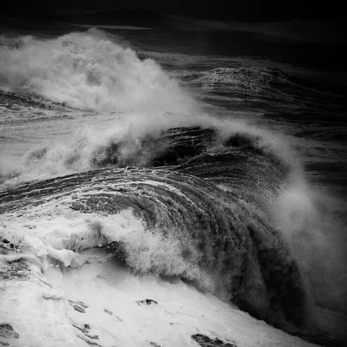 Темный шторм. Золтан Бекефи. Черно белые волны. Море шторм. Черно белый шторм.