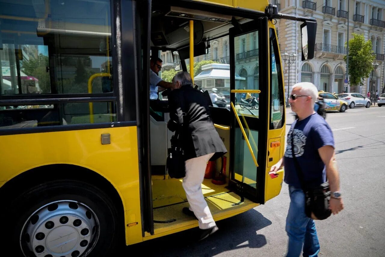 Сколько человек входят в автобус. Садиться в автобус. Пассажиры в автобусе. Люди садятся в автобус. Пассажиры садятся в автобус.