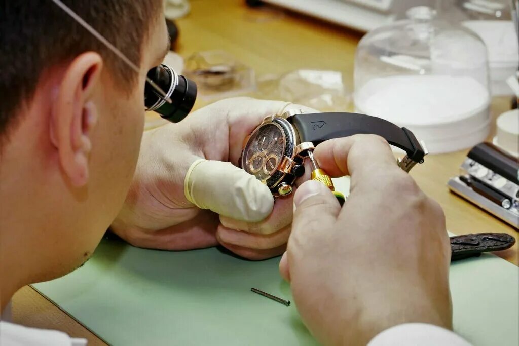 Концепция часовщика. Наручные часы механизм. Ремонт часов картинки для рекламы. Ремонт часов ретро. Часы на батарейках.
