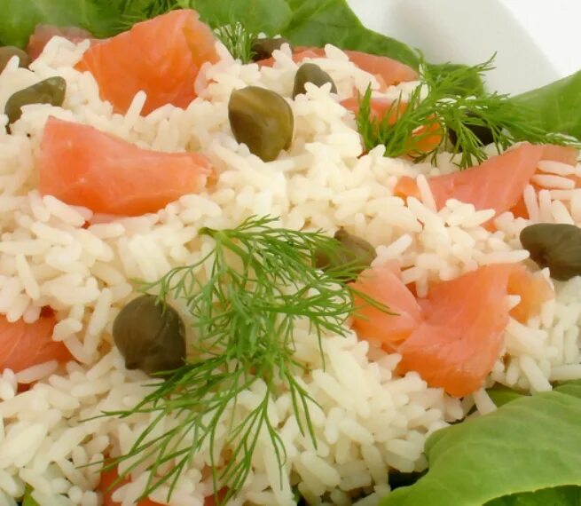 Рыбный салат. Рис с рыбой. Салат с рыбой и рисом. Салат с отварным рисом