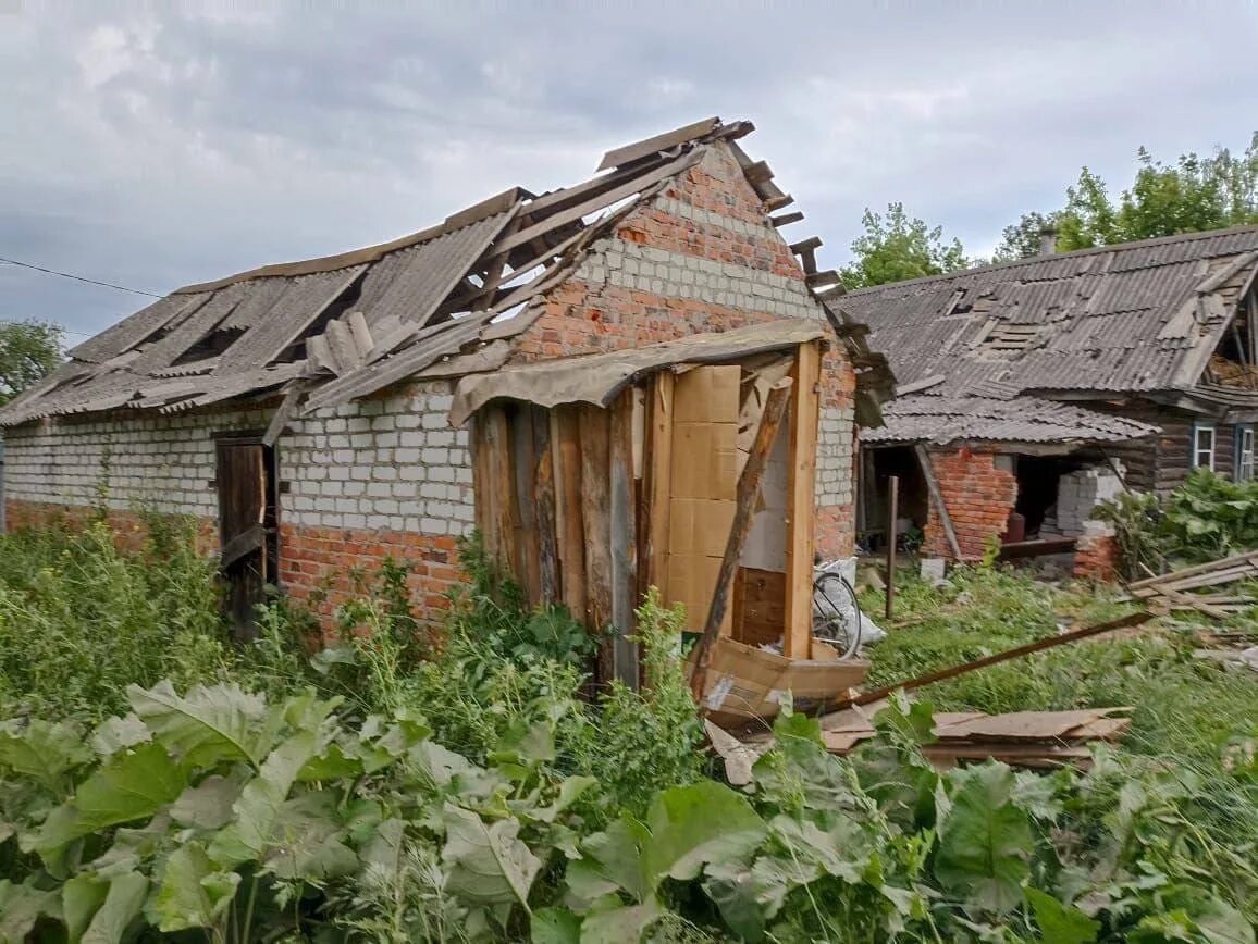 Обстрелы брянской области на сегодня последние новости. Поселок Клинцы Брянской области. Обстрел города Климово Брянской области. Обстрел Брянской области. Дом в селе.