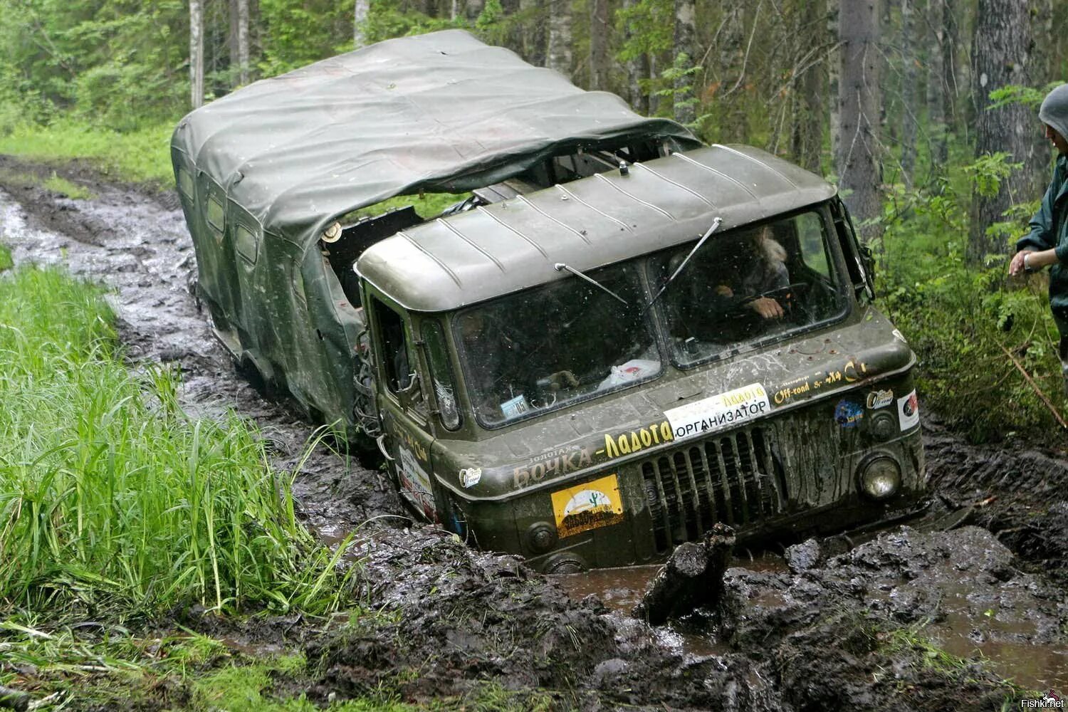 Бездорожье болото. Зил 131 на бездорожье. Тракторные колеса на уаз. Брод на болоте. Уазик в болоте.