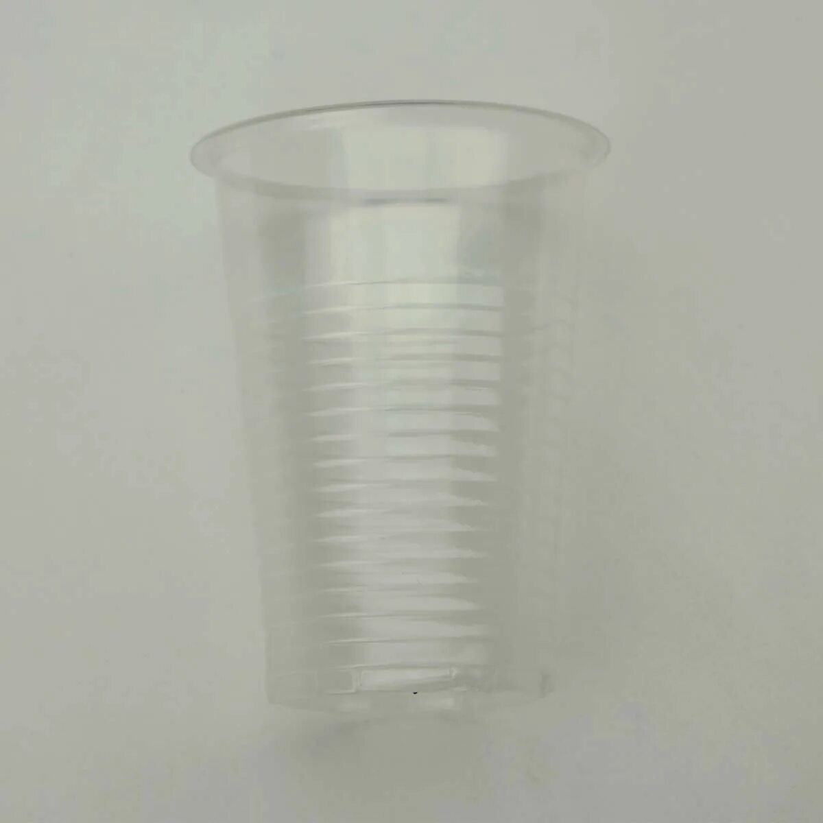 стаканы 350 мл 400 мл. стакан бумажный 350мл, 2сл, розовый, d=90мм,. красный пластиковый стакан. одноразовые стаканчики для кетчупа. одноразовая посуда из бумаги.