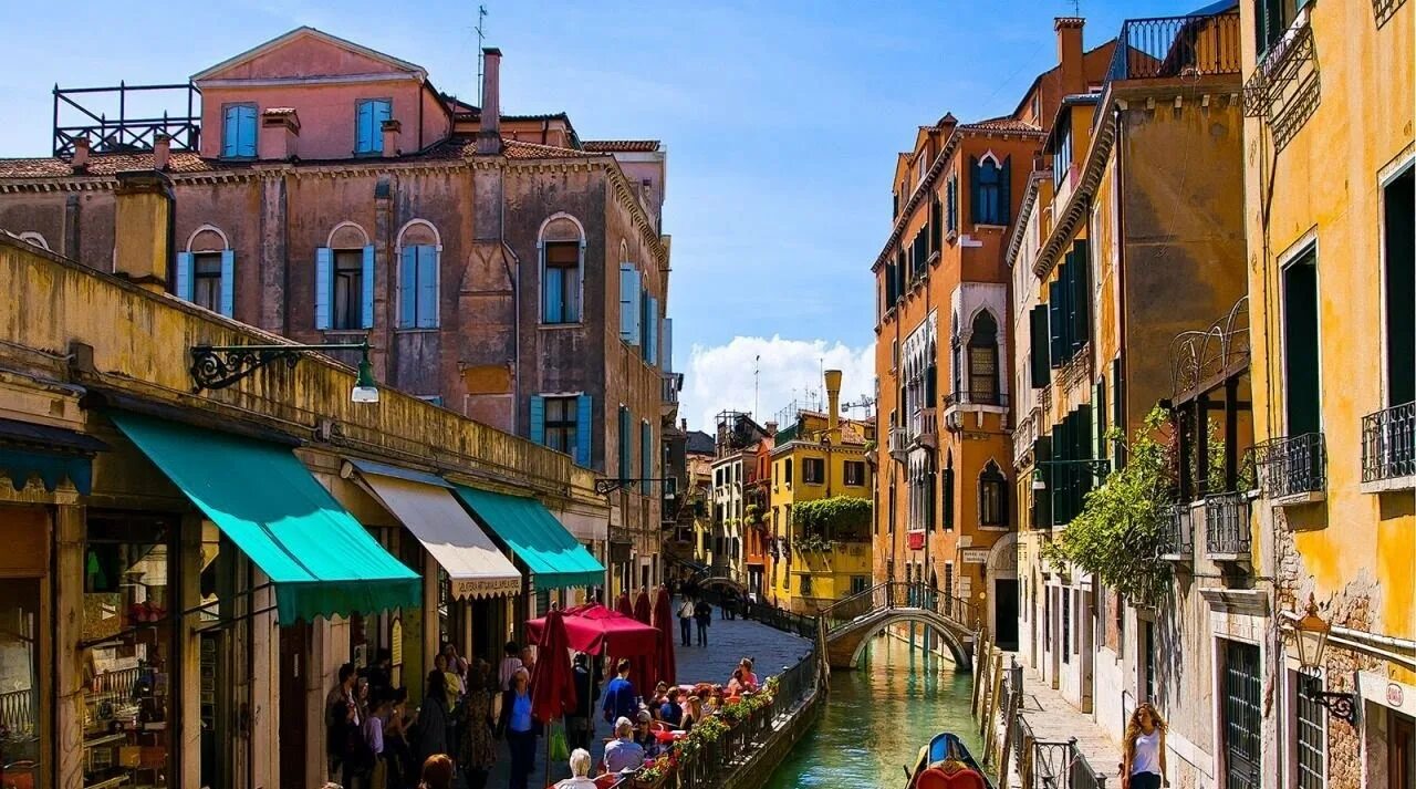 Венеция будапешт. De venice. Венеция италия достопримечательности. Италия гондолы улочки. Венеция италия.
