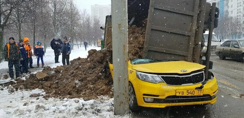 Авария в Москве такси и грузовик. Авария Ясенево Москва такси и КАМАЗ. ДТП В Москве с такси и грузовиком. Такси ясенево