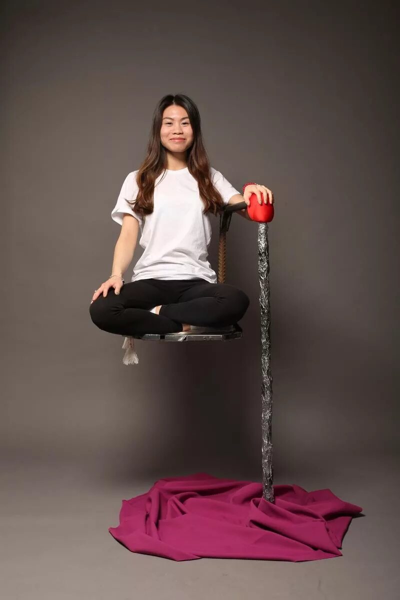 Стоящий в воздухе 8. Уличные актёры висящие в воздухе. Человек висит в воздухе. Левитирующая живая скульптура секрет. Левитация разоблачение.