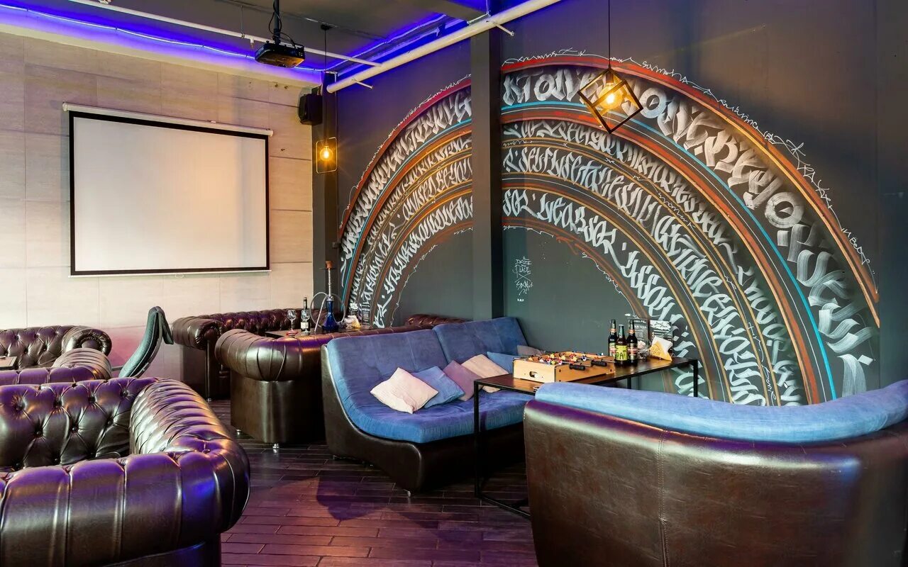 Столы для кальянной. Как открыть кальянную. Как открыть кальянную. Кальянная mulberry lounge. Кальян бар интерьер.