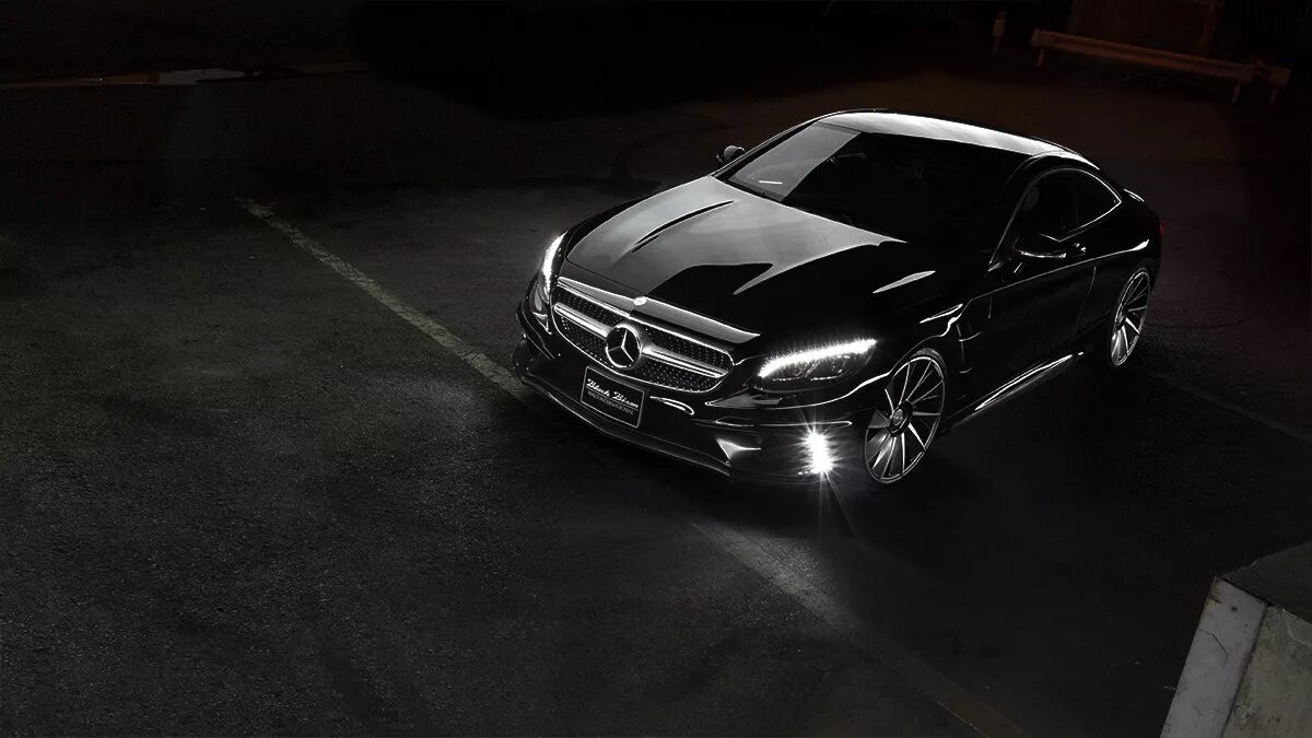 Мерседес на черном фоне. Mercedes s-class Coupe c217 аккумулятор. Mercedes-Benz c class 2015 в темноте. Мерседес черный.