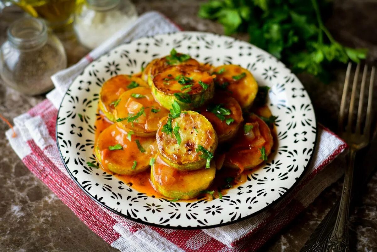 Кабачки жареные с томатным соусом. Кабачки тушеные в томатном соусе. Закуска из жареных кабачков. Кабачки кружочками в томатном соусе. Вкусные жареные кабачки