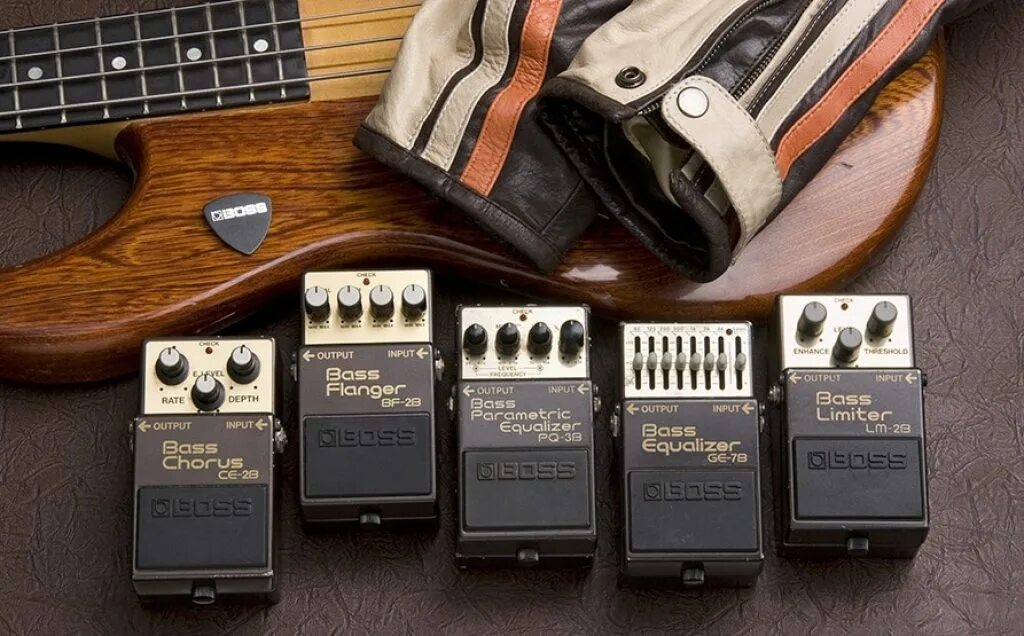 Bass pedals. Bass pedals. Педаль дисторшн для электрогитары. Басовый октавер dunlop m288. Педалборд квакер.