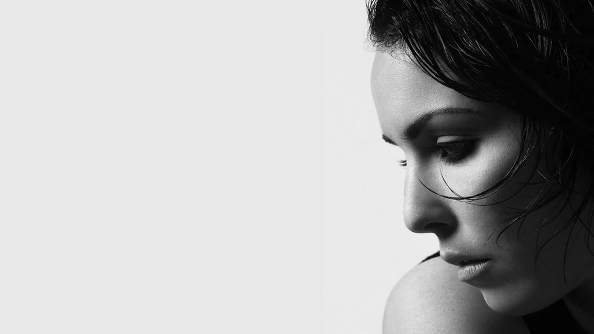 адриана лима. женщина на фоне черно белое. лицо девушки. георгий чернядьев мария козловская. красивые девушки на темном фоне.