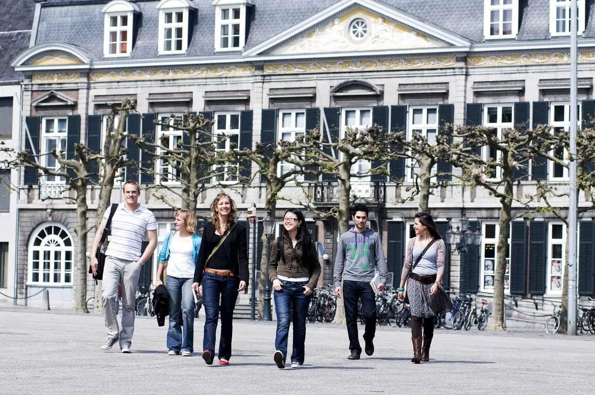 Университет школа жизни. Голландия Maastricht University. School of Business & Economics, Maastricht University. Международные школы Нидерланды. Маастрихт фото университета.