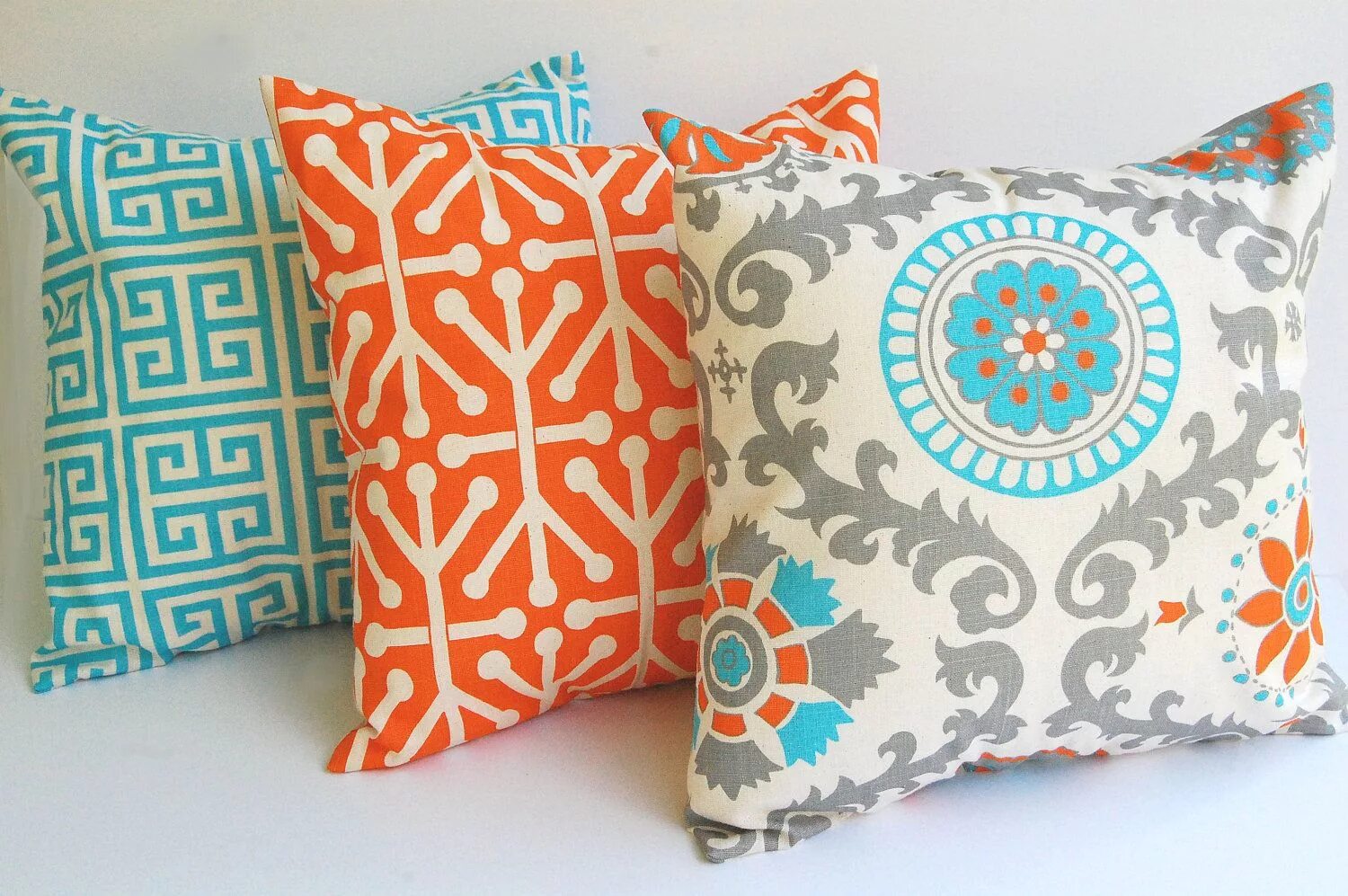 Pillow covers. Pillow covers. Цветные подушки. Подушки в интерьере. Бежевый диван с подушками.