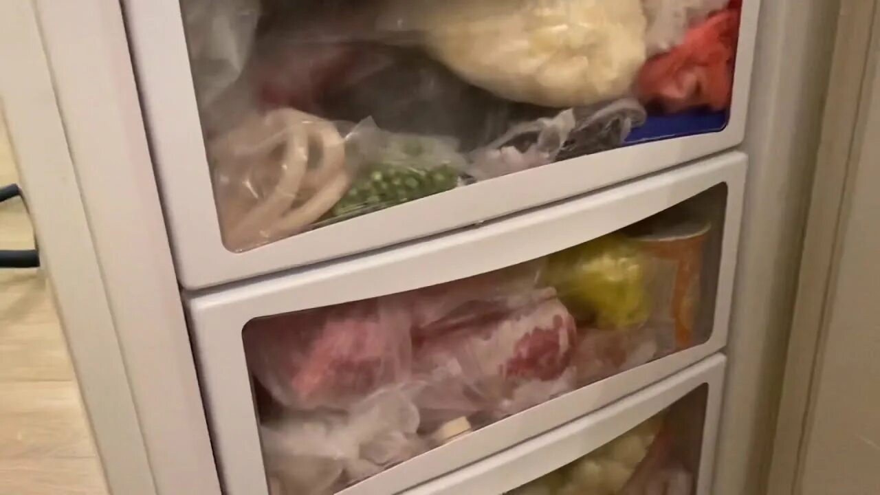 Почему в холодильнике образуется лед. Намерзает морозилка в холодильнике. Холодильник Samsung намораживает лед в морозилке. Холодильник ноу Фрост лед в морозильной камере под нижним ящиком. Samsung no Frost лед в морозилке.