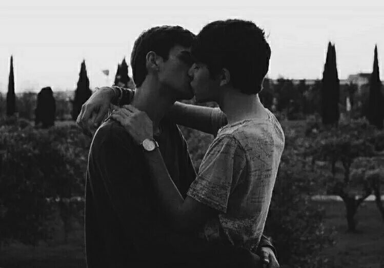Lesbian boy. Любовь двух мальчиков. Мальчики обнимаются.