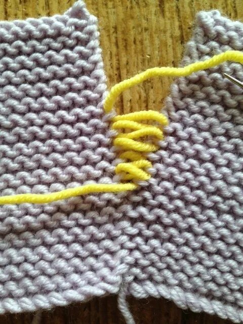 Соединение вязаных деталей. Как сшить платочную вязку. Сшить полотно платочной вязки. Сшивание платочной вязки. Соединить полотно платочной вязки.