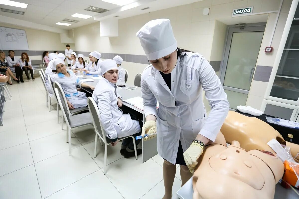 Платные отработки в медицинском универе. Практика в медицинском вузе. студенты медицинского. студенты медики на практике. учебная практика в медицинском колледже.