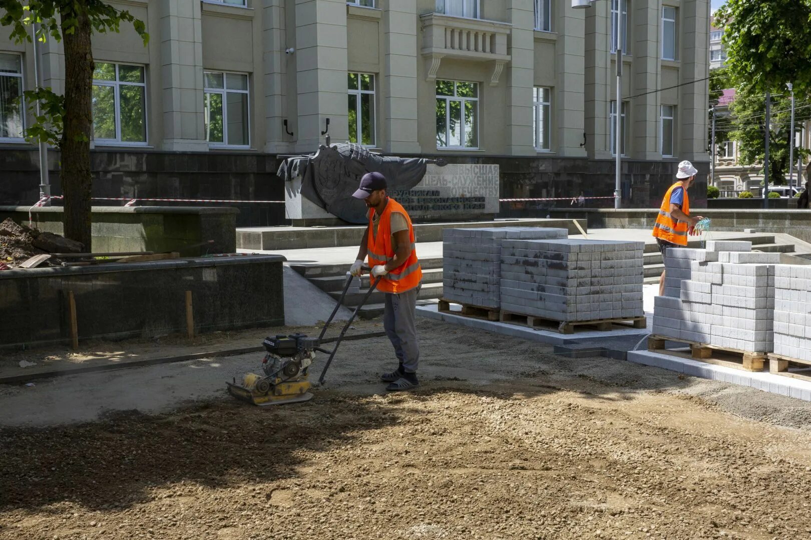 Подрядчик поставил. Благоустройство. Благоустройство пешеходной зоны. Ставрополь благоустройство. Ремонтные работы фото.