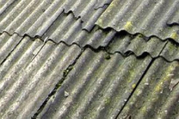 Трещины в шифере. Заделка трещин шифера. Заделка трещин в шифере на крыше. Дырка в шифере. Трещины шифера.