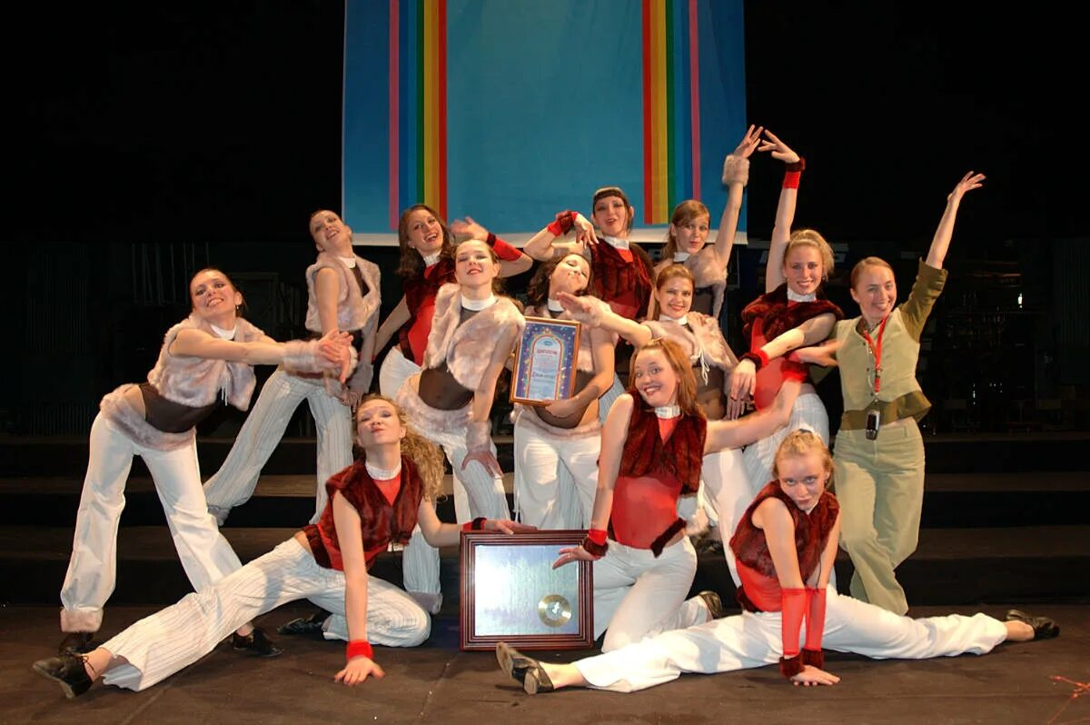 Студия эстрадно-спортивного танца "пульсар". Студия апельсин новосибирск дкж. Танцевальная эстрада. Танцевальная эстрада. Коллектив эстрадного танца.