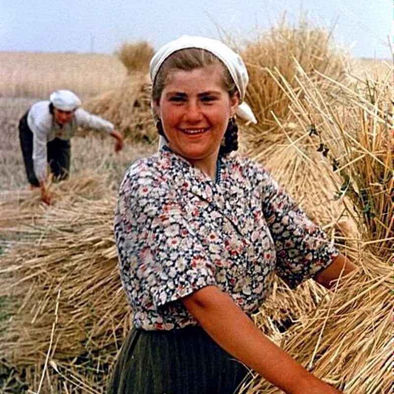 Молодая женщина на селе. Сельские женщины. Деревенские женщины. Советские женщины колхозницы. Крупная деревенская женщина.