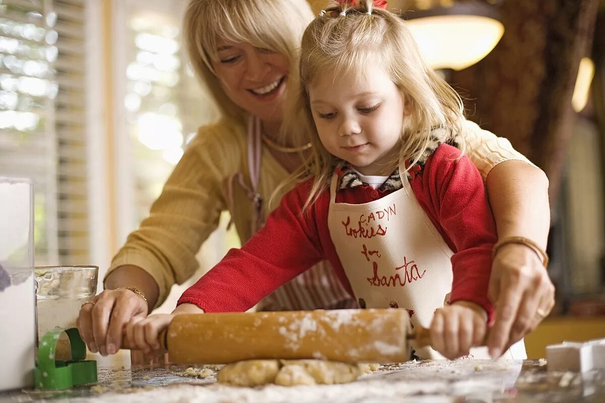 Kids cooking. Готовка с детьми. Выпечка для детей. Дети пекут печенье. Семейные праздники.