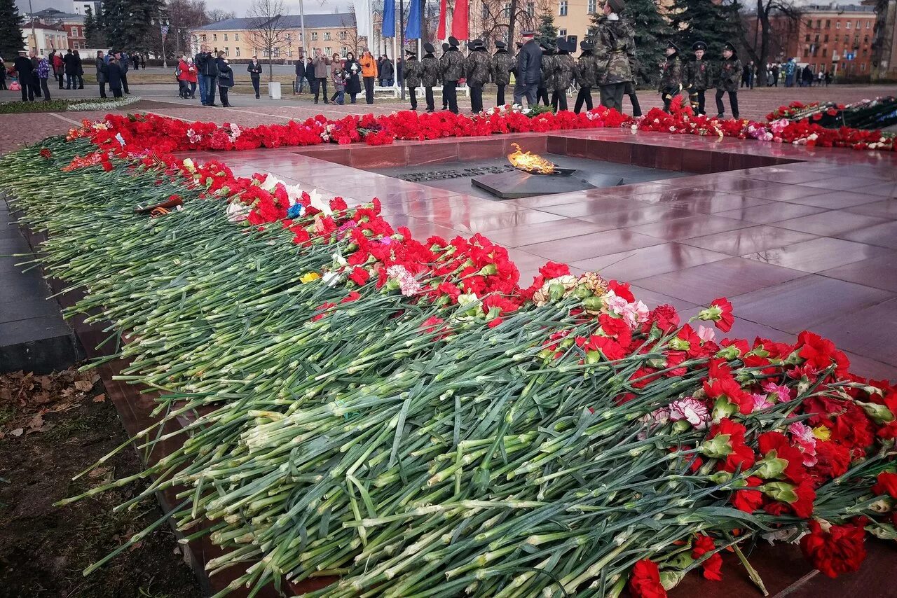 Возложить гвоздику. Цветы на памятник. Цветы у вечного огня. Гвоздики на мемориале. Цветы на 9 мая.