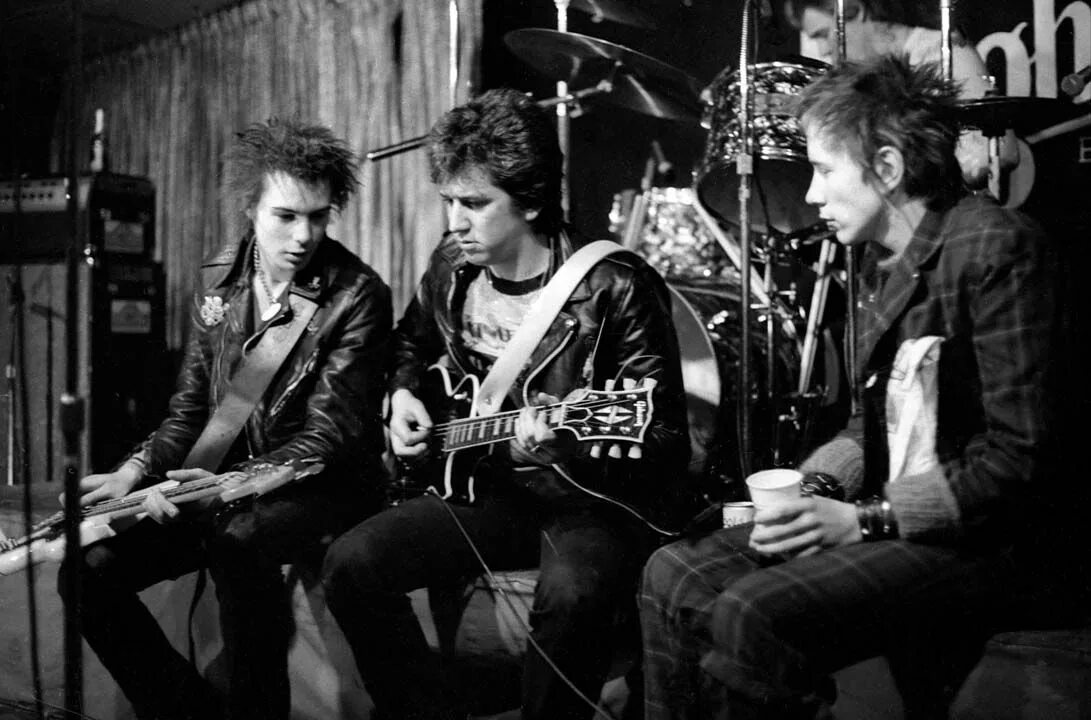 Панк рок музыканты. Музыкальная группа sex pistols. панк группы англии. британский панк рок. британский пост панк.