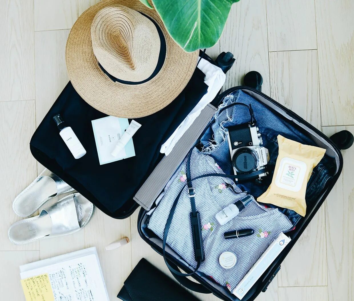 Собранный чемодан. Package travelling. Лайфхаки для путешествий. Чемодан с вещами. Package travelling.