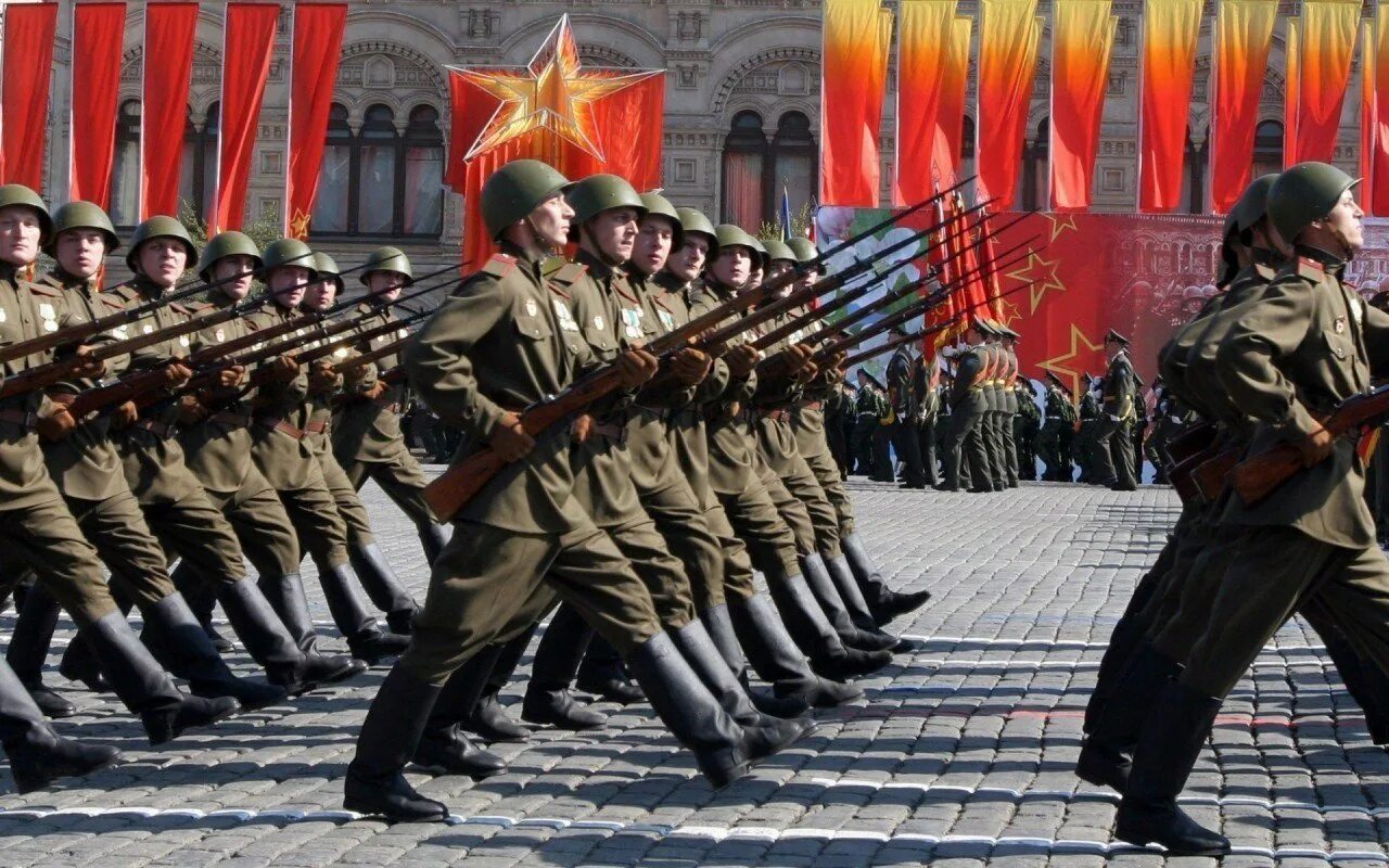 События победы. День победы парад. победный марш. 9 мая парад победы. солдаты маршируют.