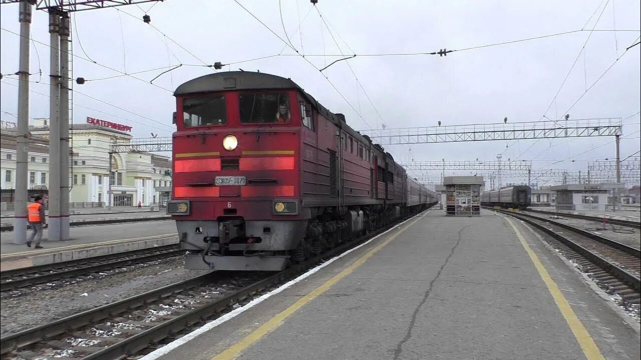 Поезд новый уренгой. Поезд оренбург москва. Поезд новый уренгой. Станция новорудная юужд. Уренгой оренбург жд.